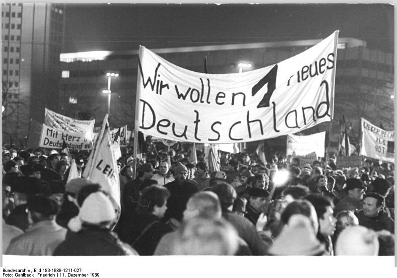 Bundesarchiv_Bild_183-1989-1211-027_Leipzig_Montagsdemonstration.jpg