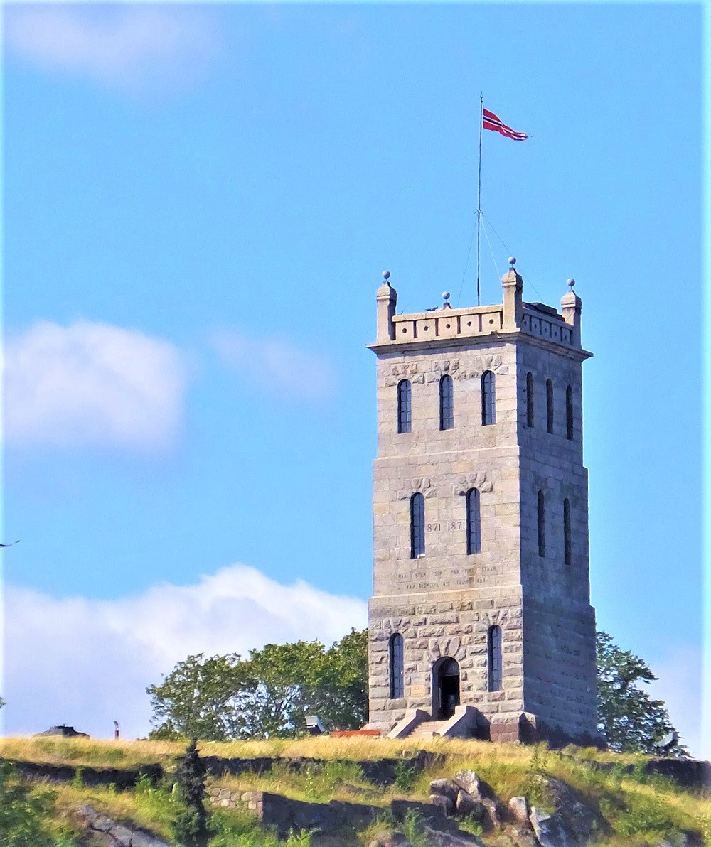 Slottsfjelltårnet sett fra Farmandstorget. (Foto V