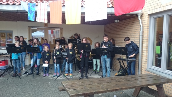 Huskonsert, og spill+drill ved åpningen av Vennskapsdagen 2015 på Jar skole.