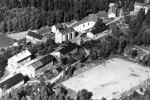 Hoveddelen av boligmassen samt idrettsbanen i 1955