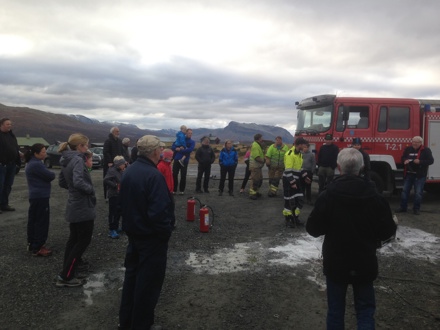 Fredag 7. oktober 2016 arrangerte vi temadag om sikkerhet på Syndinstøga.
Vi hadde besøk av brannvesenet med tema forebygging og slukking av brann.
Samtidig var det førstehjelpsinstruksjon inne.