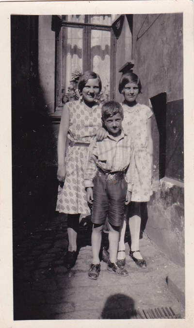 I bakgården til Motzfeldtsgate 18. De to jentene bak er fra venstre Erna Fjeld og min mor Gudrun Ruud. Foran mors fetter Rolf Johannesen. Foto fra slutten av 1920-tallet.