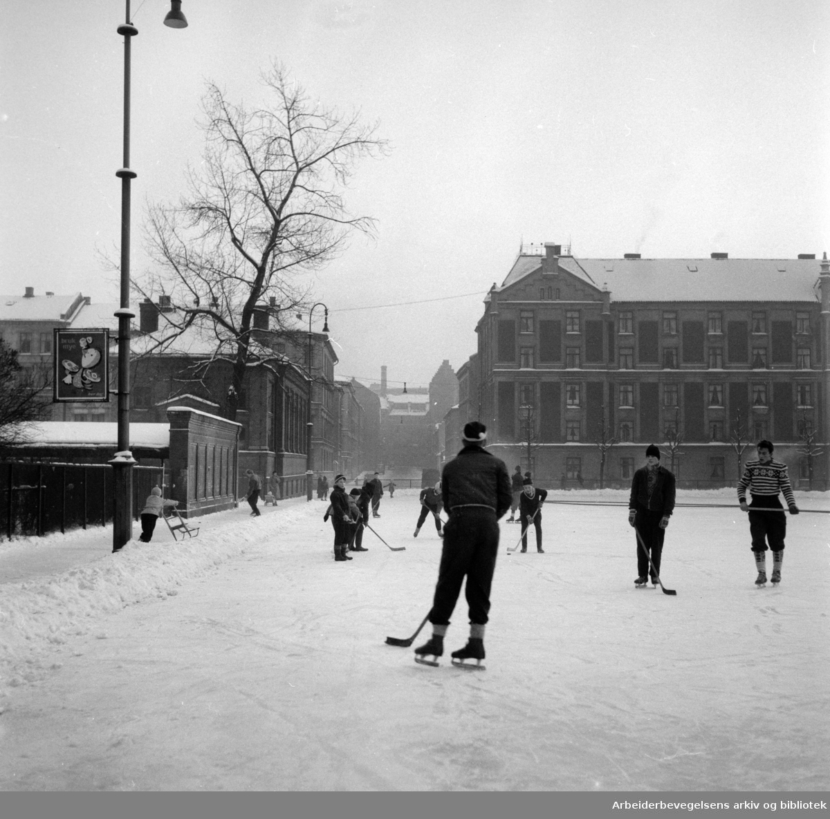 Ishockey på Rudolf Nilsens plass 1955.jpg