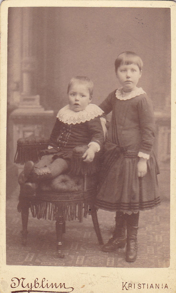 Olga Nancy ca 6 år og Hans Martin ca 1889.jpg