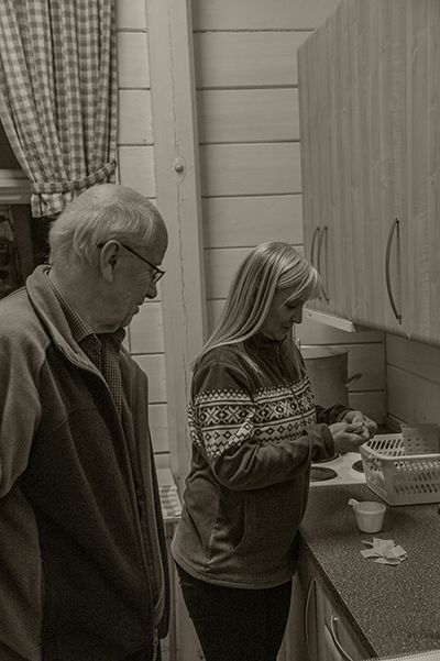 John og Eva teller opp stemmene i papirbilde- konkurransen.