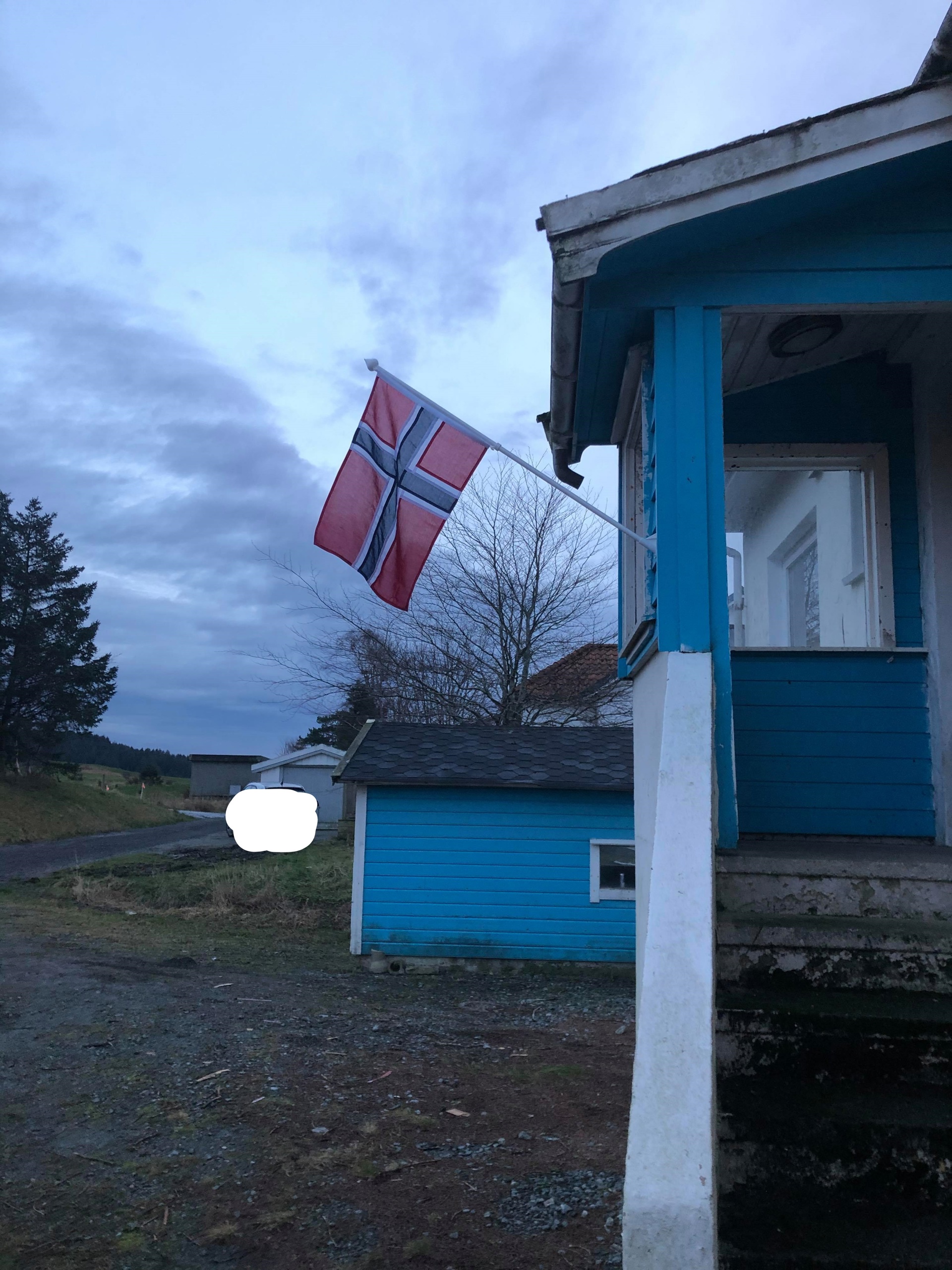 Veteranhuset Hårfagre, flagg ute og åpent inne.jpg