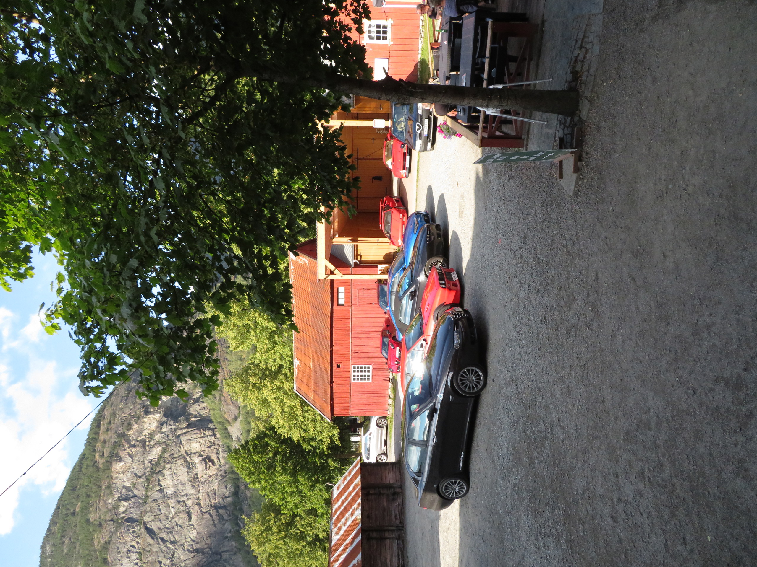Biler i bakgården Lærdalsøren hotell (2).JPG