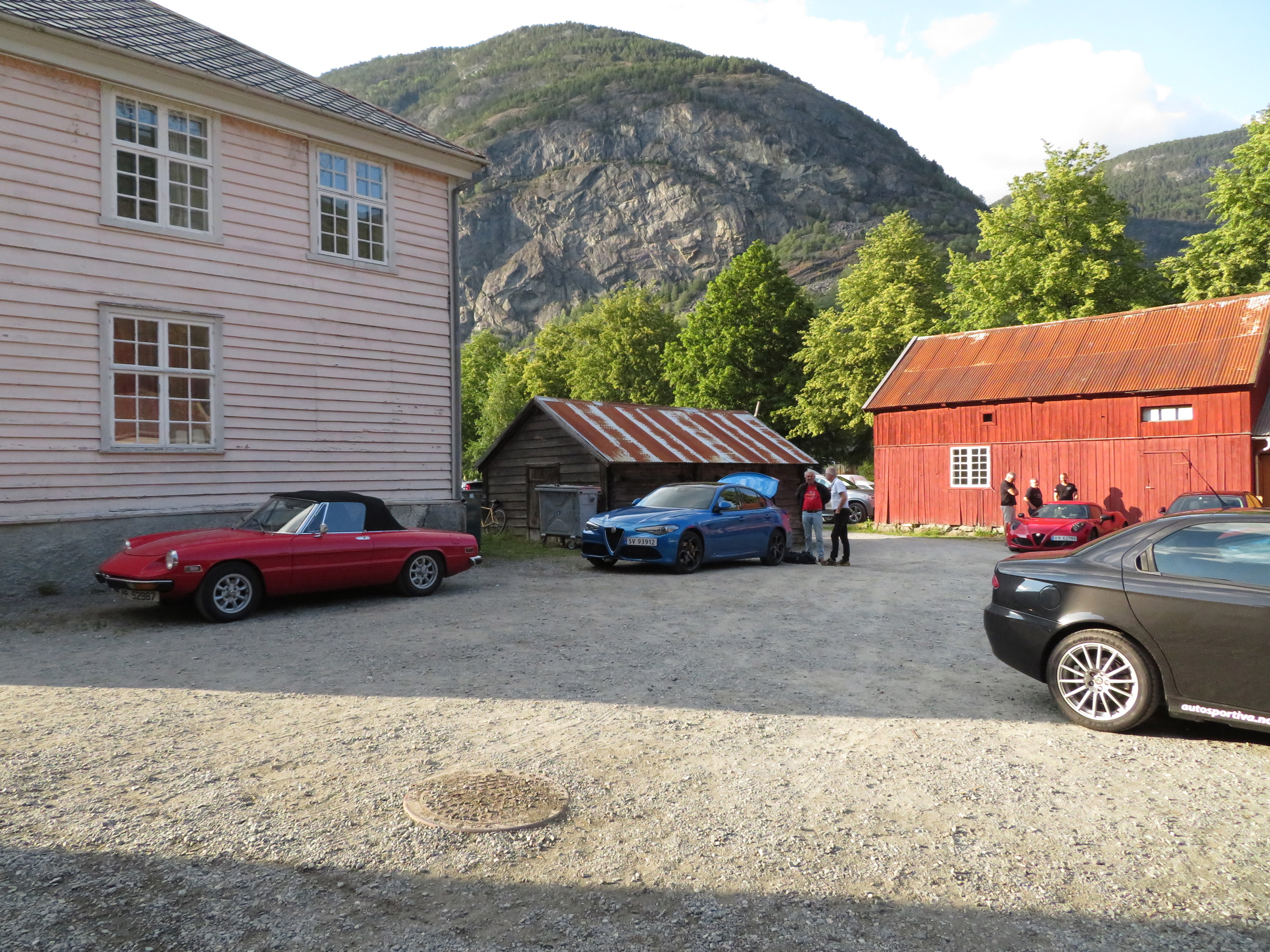 Biler i bakgården Lærdalsøren hotell (3).JPG