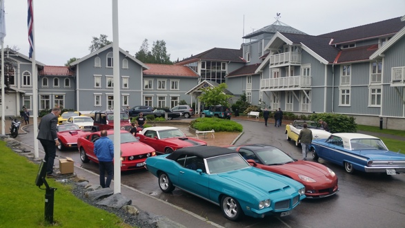 15 biler fra Amcar Lillestrøm møtte opp og kjørte ansatte ved Ford Norge til en fest på Losby Gods for deres selgere som har solgt mer enn 100 biler på ett år.