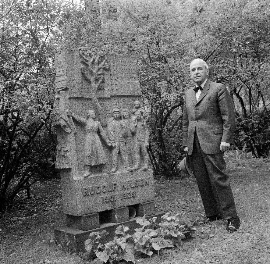 Arne Paasche Aasen ved Rudolf Nilsens grav.jpg