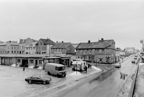 Østre torg tidlig på 1970-tallet, med Lindteigen-hjørnet, rutebiltaket, Narvesen-kiosken, og ikke minst Elvsveens pølsekiosk!