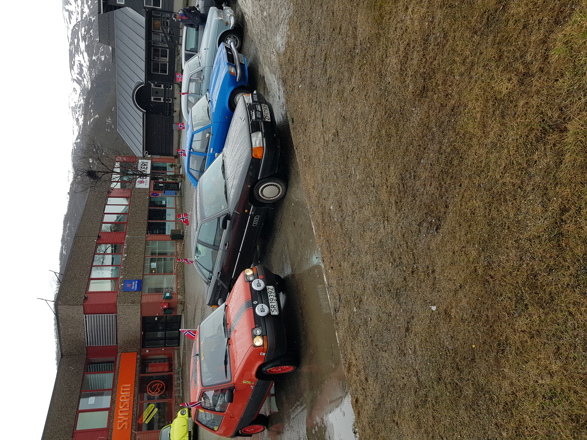 Til tross for vått og kjølig vær var det 7-8 biler som samlet se i Storslett sentrum for 17.mai markering. Noe gammel snø ligger ennå men det er straks full sommer