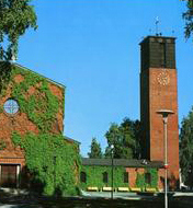 Lillestrøm menighetshus ligger mellom kirken og tårnet.