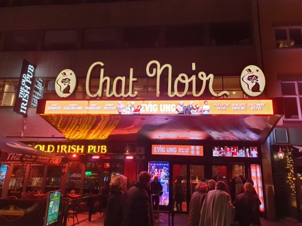 Fredag 17. november var vi på teatertur til Tigerstaden med buss. Spiste nydelig mat på Østmarksetra og fikk høre historien til eierne av stedet før ferden gikk videre og vi fikk oppleve fantastiske skuespillere i "Evig ung" på Chat Noir som er en musikalsk morsom opplevelse. Anbefales!!
