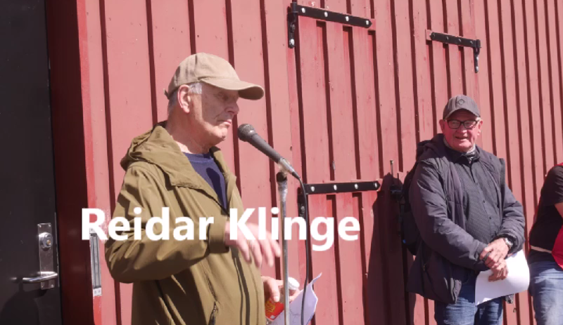 2025.04.27 Langhus rundt. Reidar Klinge forteller om Møllerenga. Foto Grunde Vale.