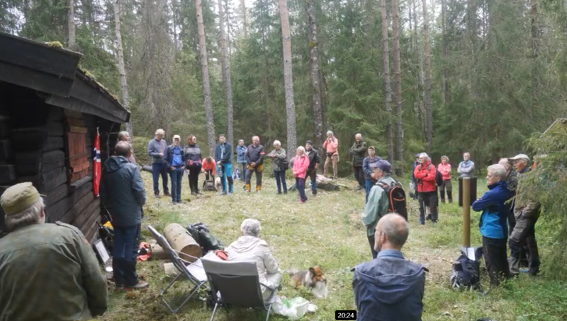 2025.05.11 Fredsmarsjen. Lydhørt publokum. Foto Grunde Vale.