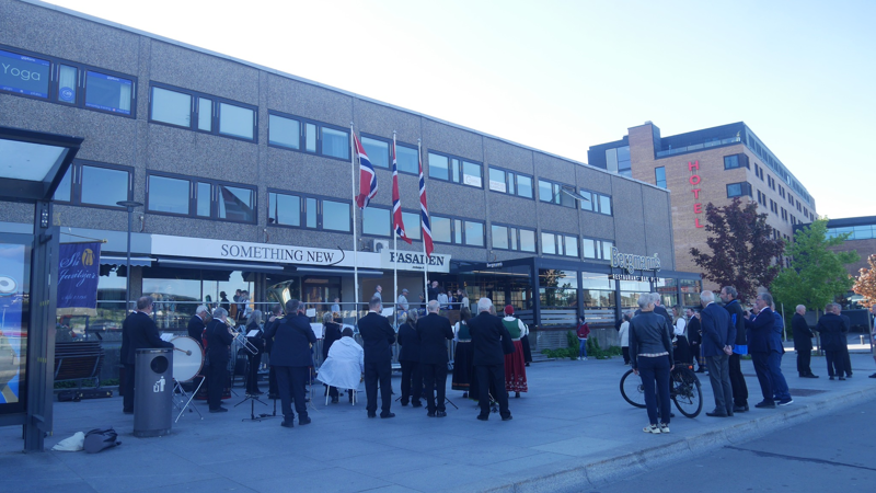 2025.05.17 Minnemarkering. Flaggheising ved Fasaden. Foto Grunde Vale.