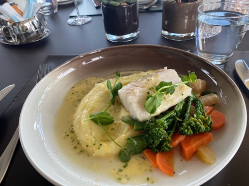 Nydelig middag i topprestauranten på Fornebu, med flott utsikt over Oslofjorden