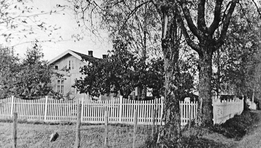 JUNI-bildet viser Refsum skole fra 1860-åra