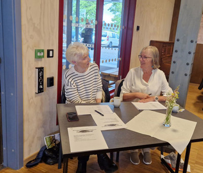 Lene og Grete registrerer