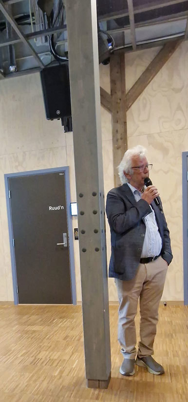 Tom forklarer