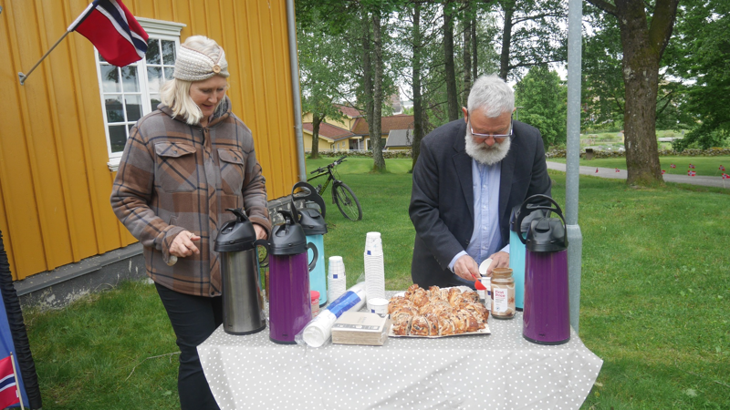 2025.05.05 Unionsoppløsningen. Myrbraaten og Sletner serverer sikringskodt. Foto Grunde Vale.