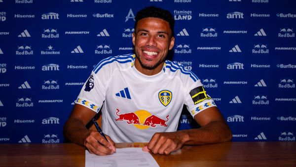 James Justin klar for Leeds!