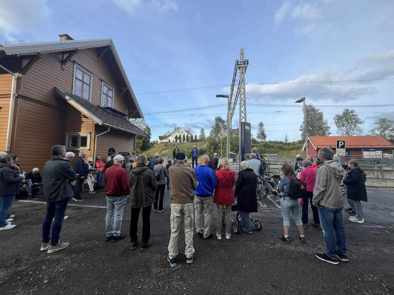 2025.08.28 Rusletur på Kråkstad. Godt oppmøte på stasjonen. Foto Trond Linnestad.