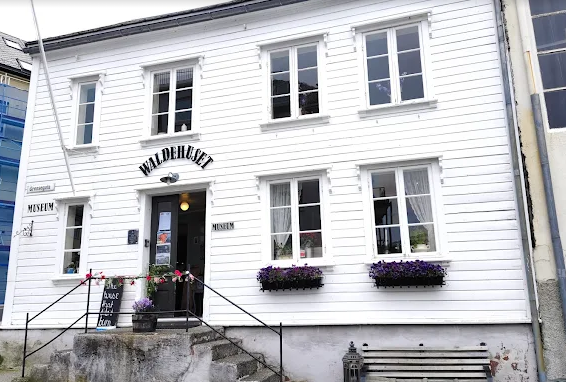 Jentehjulet: Besøk på Waldehuset