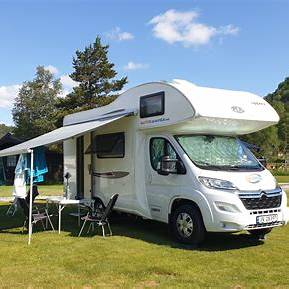 Bobil på campingplass med markise