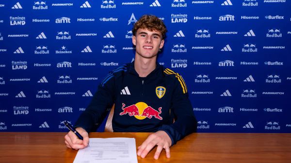 Harry Gray signerer sin første proffkontrakt