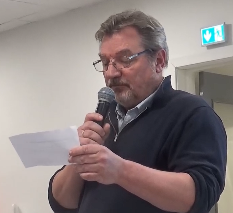 2025.10.22 Usynlig i krig og fred. Lederen introduserer foredragsholderen. Foto Grunde Vale.