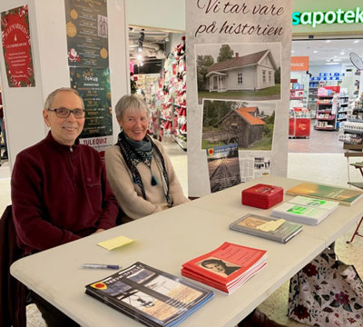 Per og Hege selger bøker og kalender på Fokus