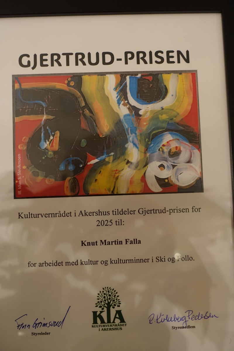 <ul class="html-ul xexx8yu x18d9i69 x14z9mp x1lziwak xtaz4m5 x1e56ztr x1xmf6yo xyri2b x1mfogq2" style="margin: 8px 0px; padding: 0px; margin-inline: 0px; padding-inline: 32px 0px; color: rgb(8, 8, 9); font-family: "Segoe UI Historic", "Segoe UI", Helvetica, Arial, sans-serif; font-size: 15px; background-color: rgb(255, 255, 255);"><p class="html-li xdj266r x14z9mp xat24cr x1lziwak xexx8yu xyri2b x18d9i69 x1c1uobl x1n2onr6 x1sle589" style="position: relative; margin-inline: 0px; padding-inline: 0px; list-style-type: inherit; padding-bottom: 0px; margin-bottom: 0px; margin-top: 0px; padding-top: 0px;"><span class="x193iq5w xeuugli x13faqbe x1vvkbs x1xmvt09 x6prxxf xvq8zen xo1l8bm xzsf02u" style="overflow-wrap: break-word; max-width: 100%; min-width: 0px; word-break: break-word; font-family: inherit; font-size: 0.9375rem; line-height: 1.3333;">Gjertrudprisen - diplomet</span></p></ul><p></p>