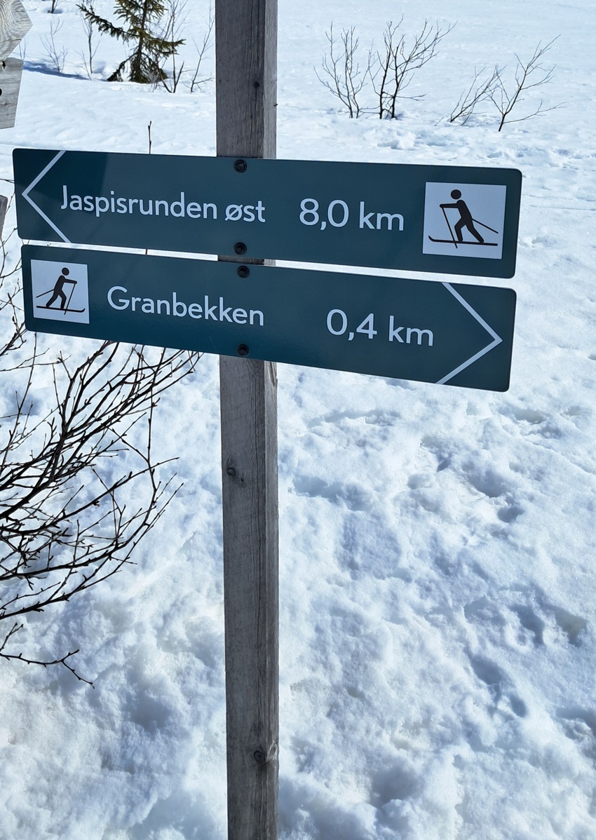 Endelig blir det nye skilt langs løyper og stier