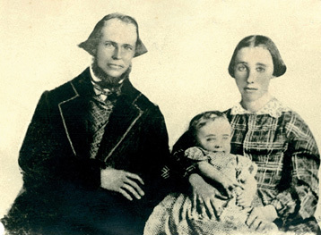 Torer Bårdsen og kona Karen Tomasdatter med det første barnet, ca. 1855/56. 
