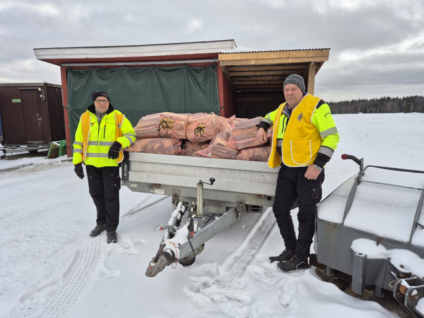 Pakking av ved til trengende familier i kommunen