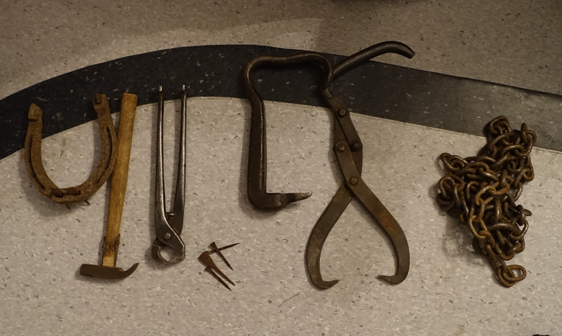 2025.02.25 Skogsarbeid i gamle dager. Diverse redskaper i tilknytning til tømmerdrift med hest. Foto Grunde Vale.