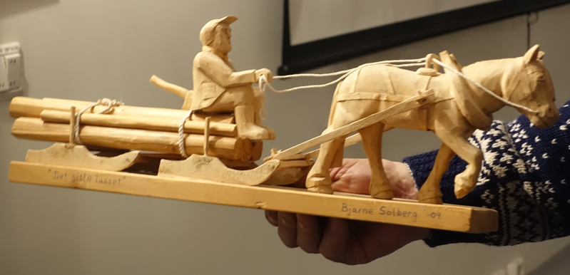 2026.02.25 Skogsarbeid i gamle dager. Tremodell av tømmerkjøring med bukk og geit. Foto Grunde Vale.