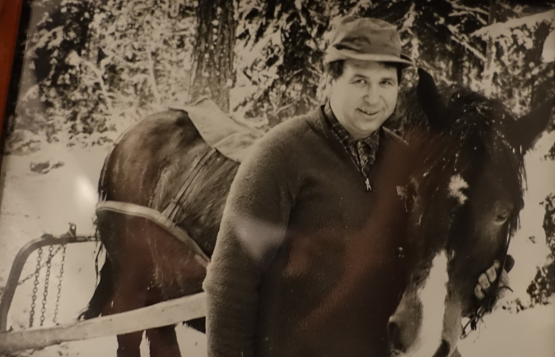 2026.02.25 Skogsarbeid i gamle dager. Stjerne Petter og en yngre utgave av Knut Solberg. Foto Grunde Vale.