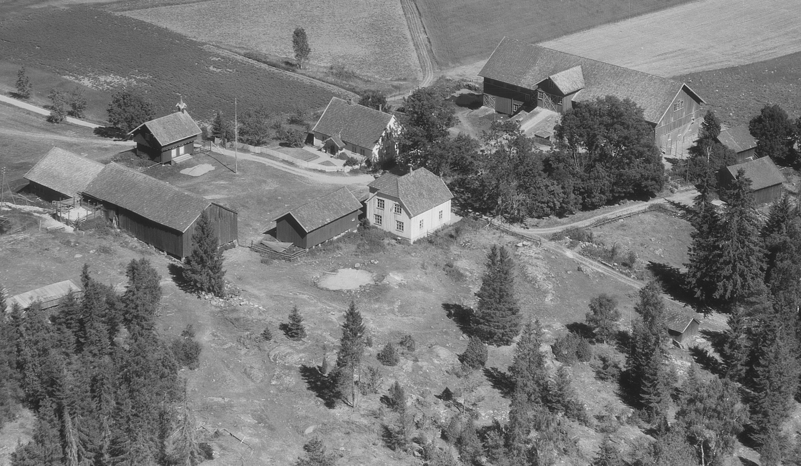 2026.02.25 Skogsarbeid i gamle dager. Flyfoto av Grønstvet gård. Foto Widerøe.