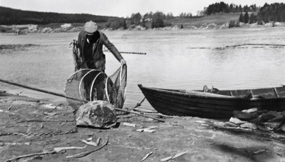 Ole Hammeren gjør klar fiskerusa i 1946