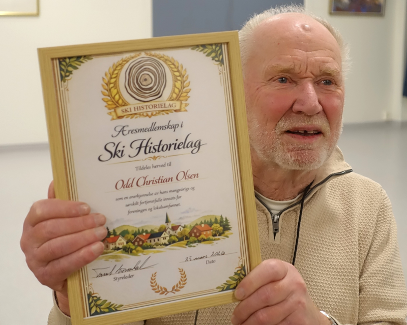 Christian Olsen med diplomet for æresmedlemskap.