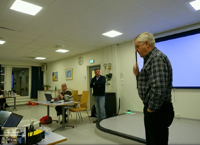 Arne Tungen presenterer mediakomiteen og redaksjonskomiteen.