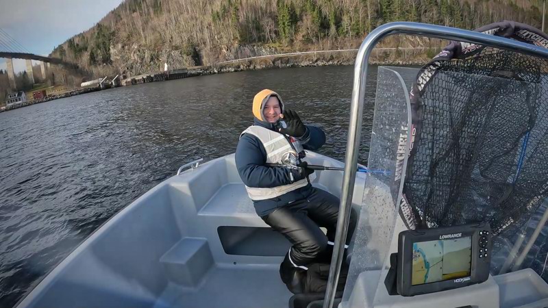 Adam vinker fornøyd