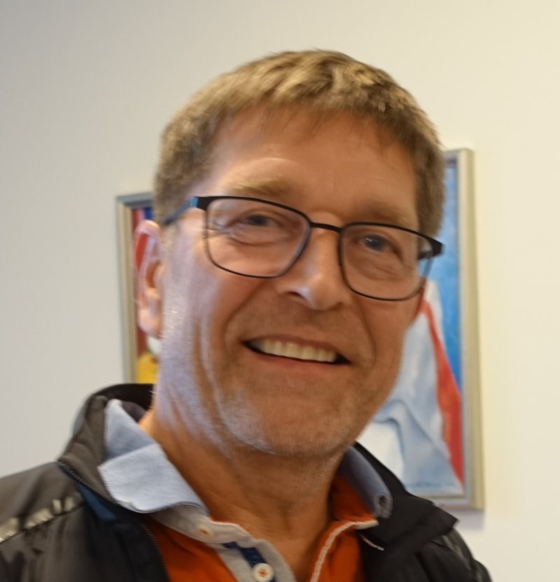 2026.04.22 Praktikanter på gårdene i Ski. Tore Andresen fortalte litt om det å være fra praktikantgård, og fra sin egen erfaring som praktikant i Sveits. Foto grunde Vale.