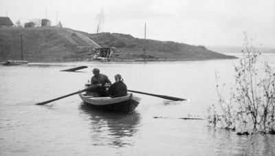 JUNI-bildet viser utløpet av Rømua under flommen i 1966.