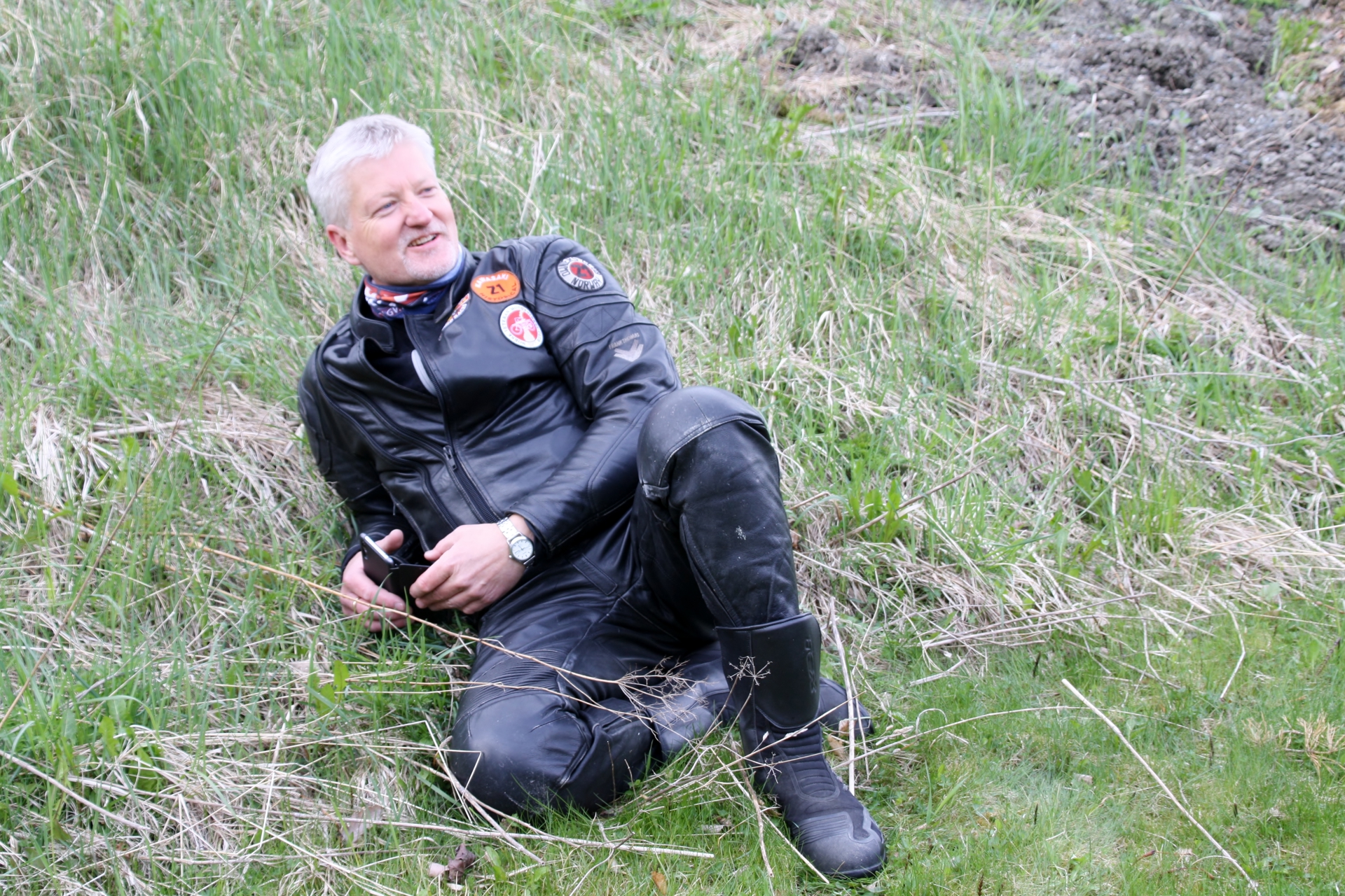 Tore slapper av i gresset.JPG