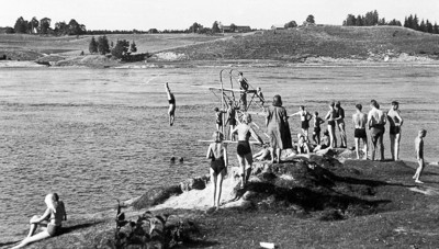 Juli-bildet viser badeliv i Glomma på 1930-tallet