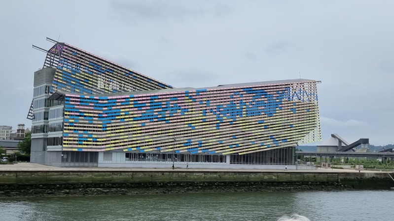 Hangar 108, Hôtel de la Métropole de Rouen, inspirert av Claude Monet: Den unike glassfasaden består av flerfargede glassplater (dikroisk glass) som reflekterer og bryter lyset etter solforholdene. Hentet inspirasjon fra impresjonismen og Monets berømte malerier av katedralen i Rouen.